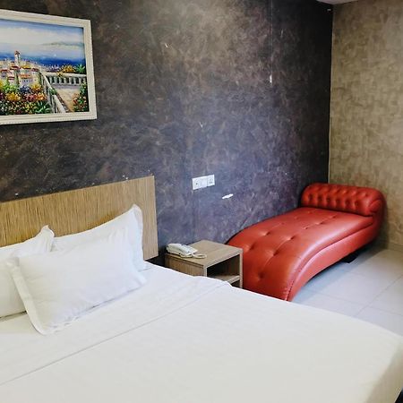 Era Plus Hotel Seri Kembangan Exterior foto