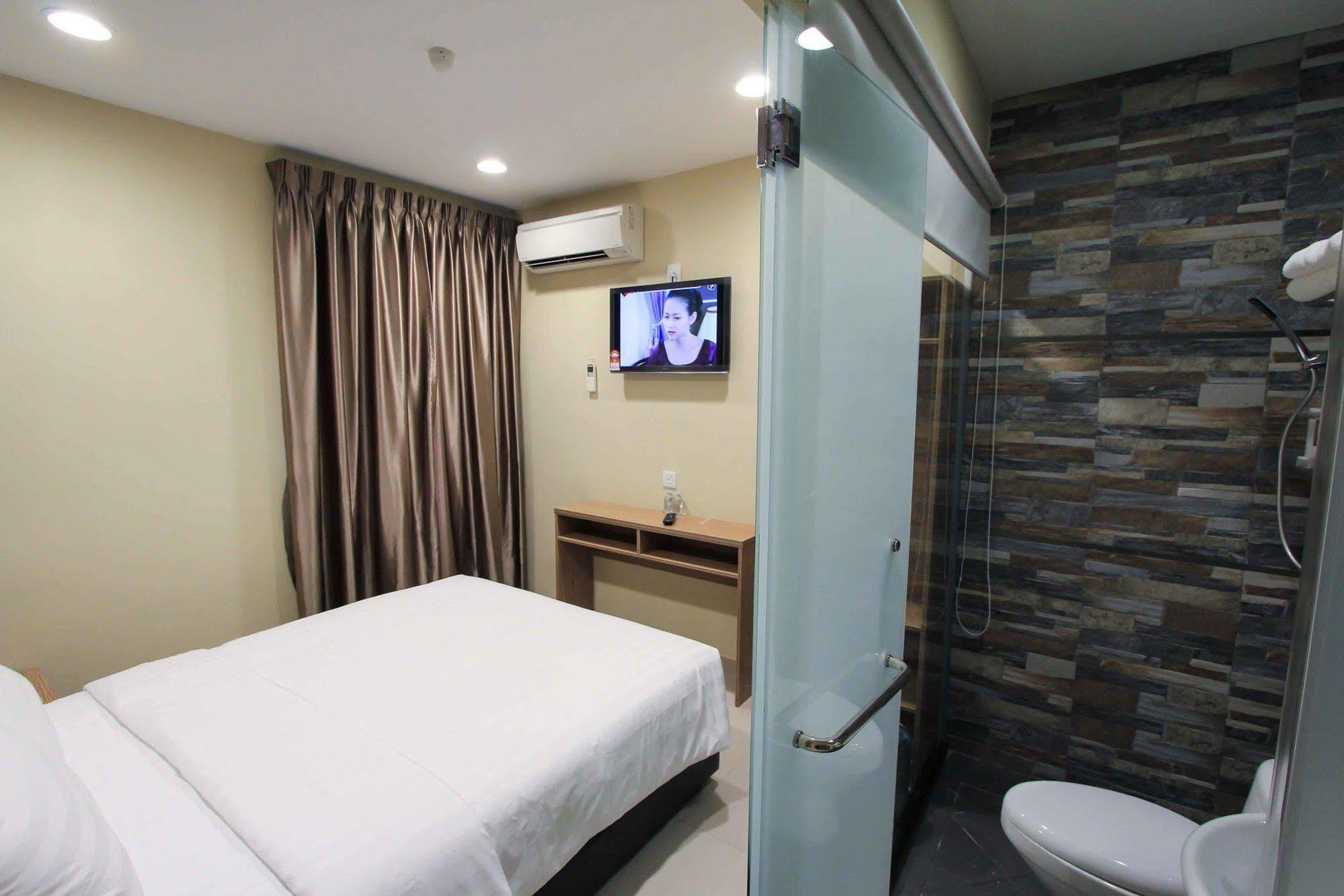Era Plus Hotel Seri Kembangan Exterior foto